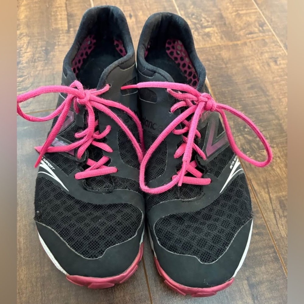 New Balance Women's Black and Pink Minimus Vibram Running Shoes Wmns Sz 9.5 US
